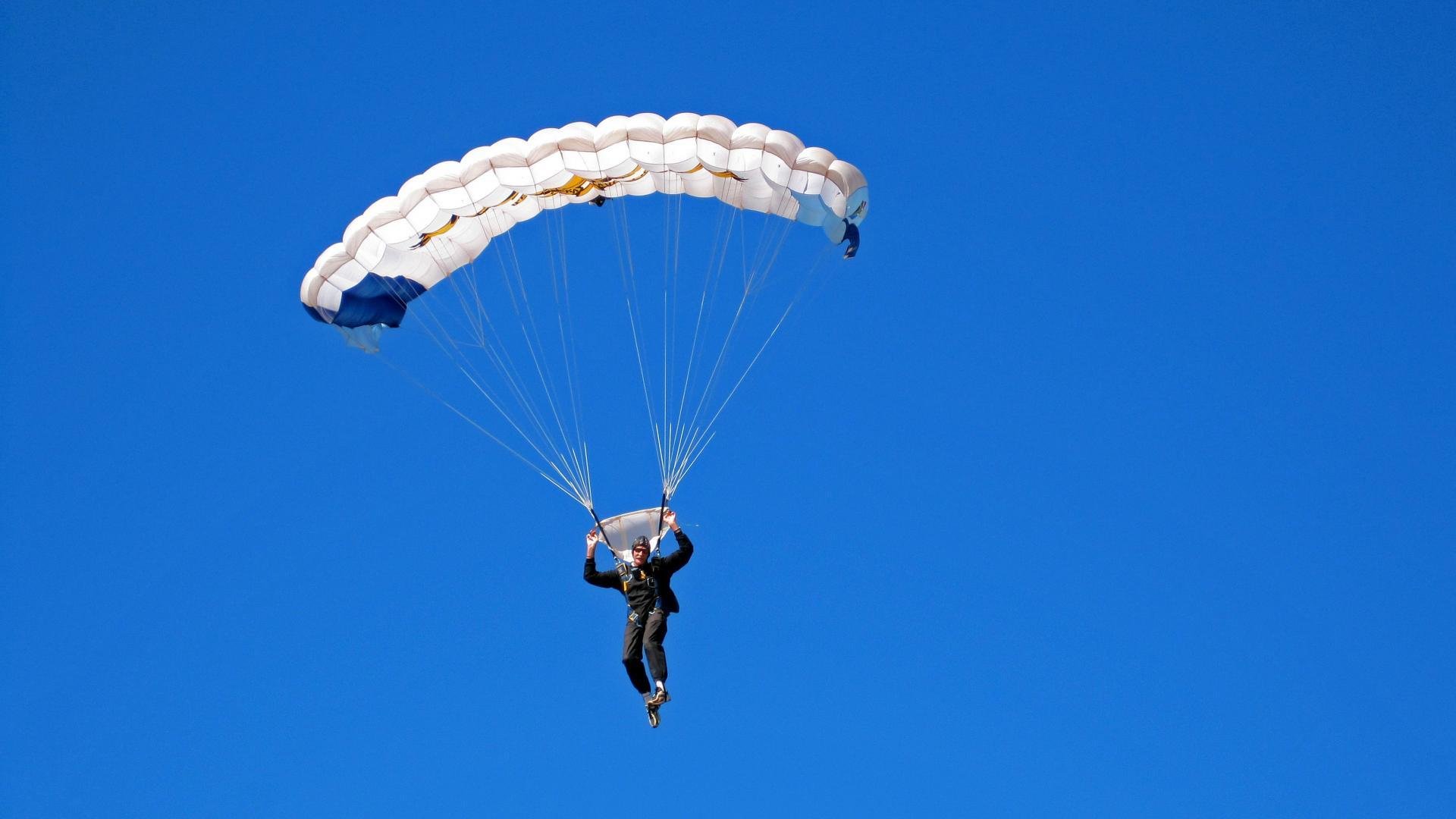 《电竞赛事现场纪实:记者带你一探究竟》,电竞赛事看点