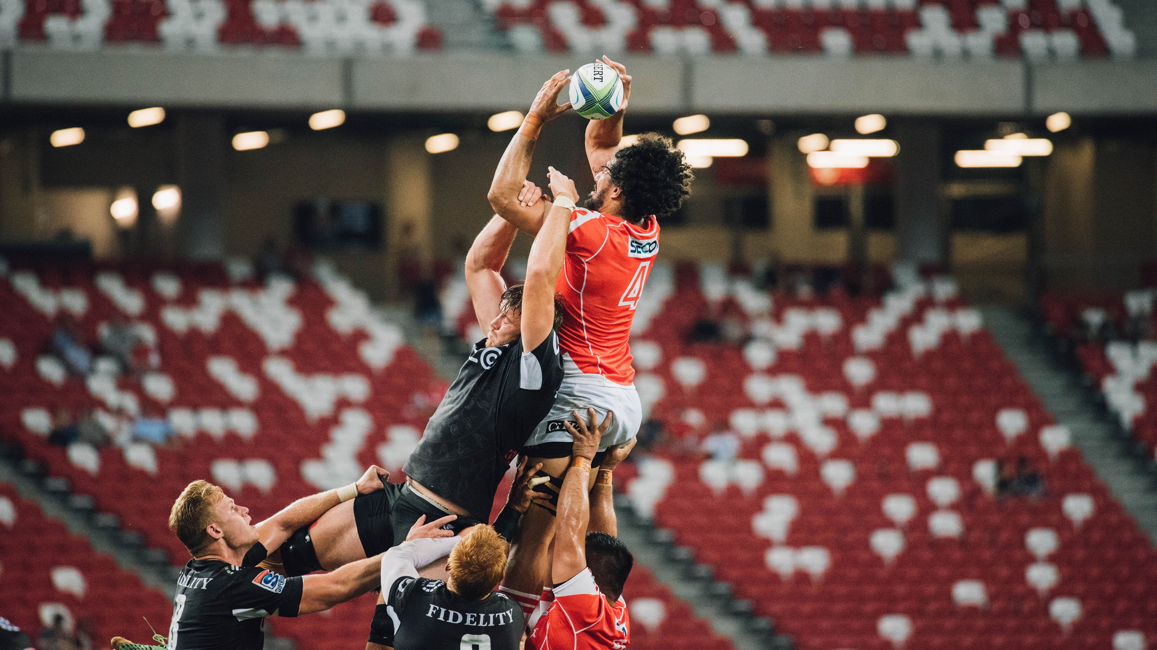 “火热每一秒：激燃的赛车激情”，赛车激烈角逐的场面描写